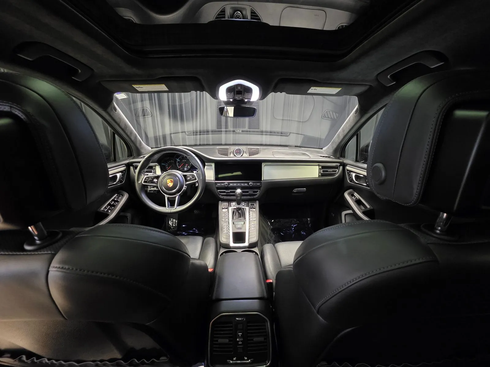 Photos of 2021 Porsche Macan Turbo for sale in New Albany, IN at HyperCars