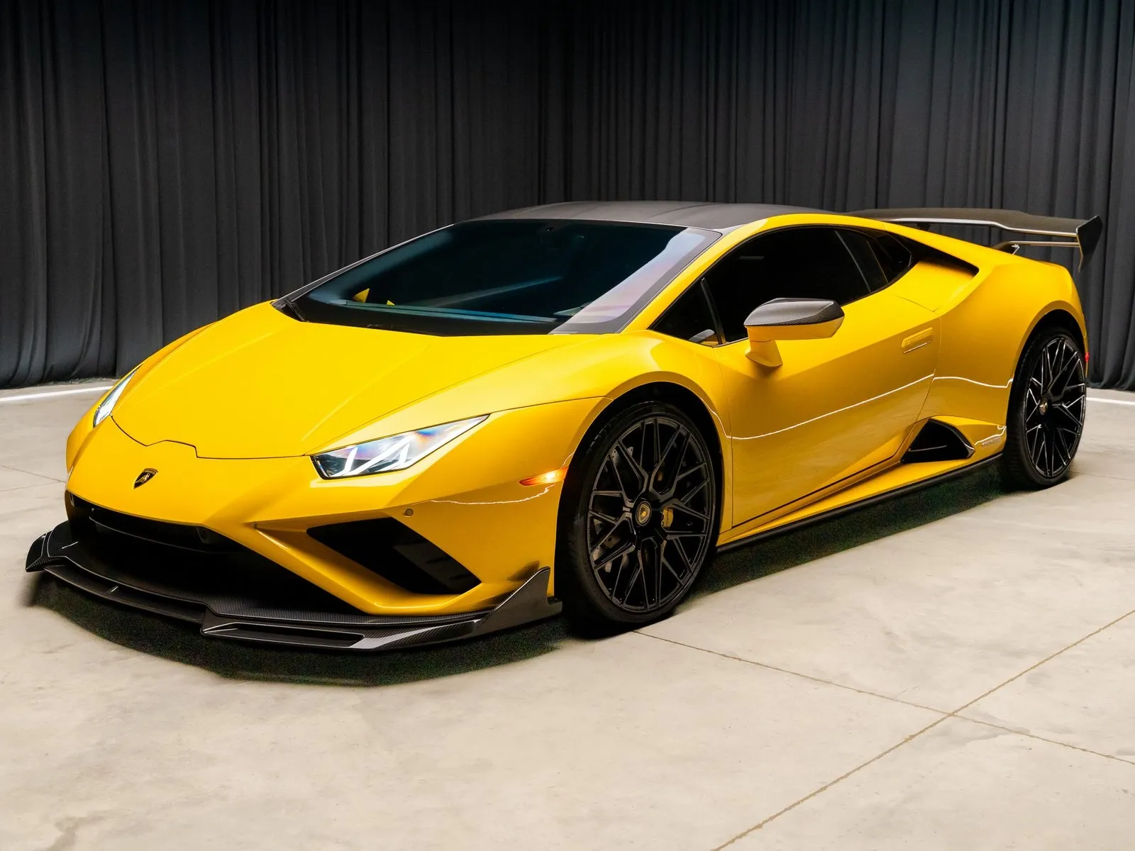 Photos of 2022 Lamborghini Huracan EVO for sale in New Albany, IN at HyperCars