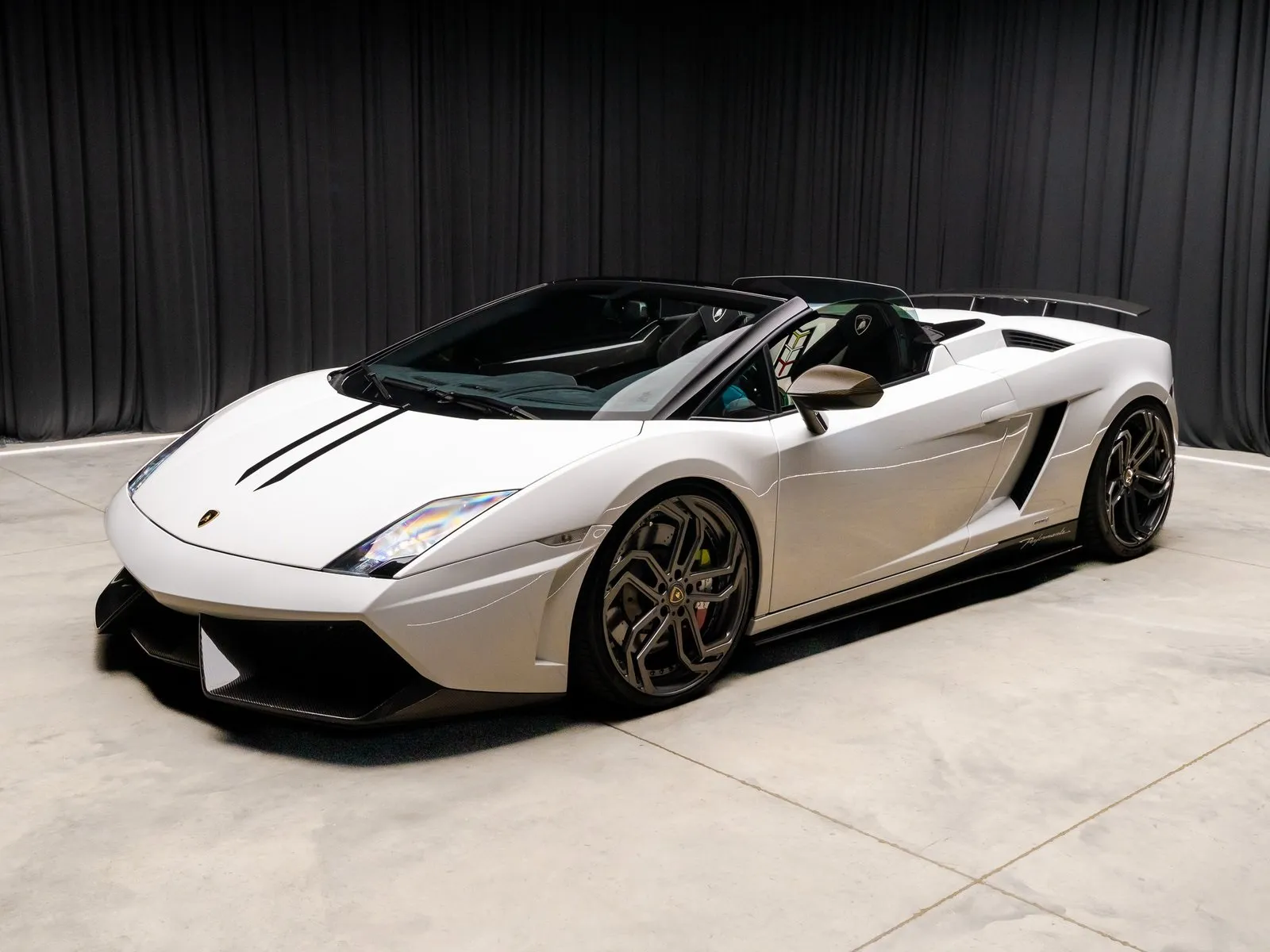 Photos of 2012 Lamborghini Gallardo LP 570-4 Spyder Performante for sale in New Albany, IN at HyperCars