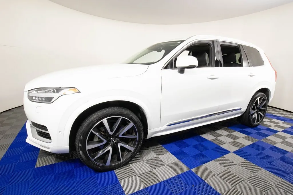 2023 Volvo XC90 Plus's photo