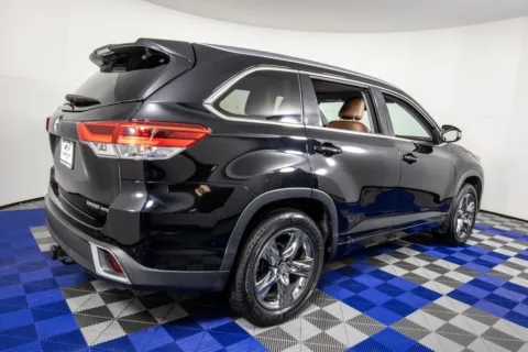 More photos of 2017 Toyota Highlander Limited Platinum at Apple Sport Imports, TX