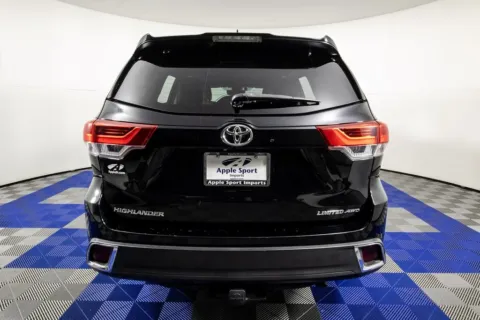 More photos of 2017 Toyota Highlander Limited Platinum at Apple Sport Imports, TX