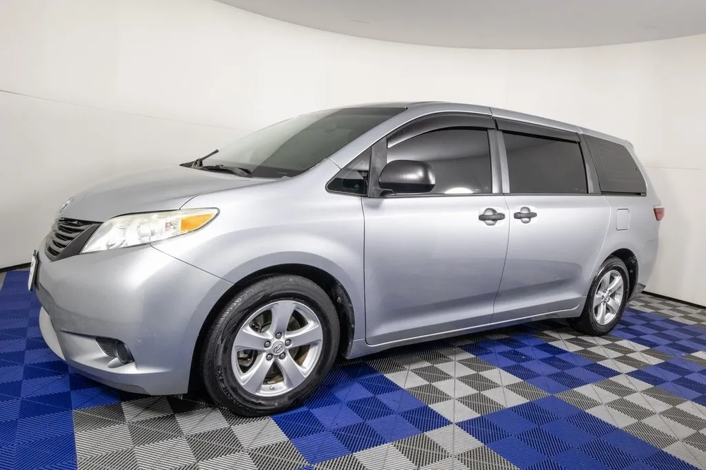 2015 Toyota Sienna L's photo