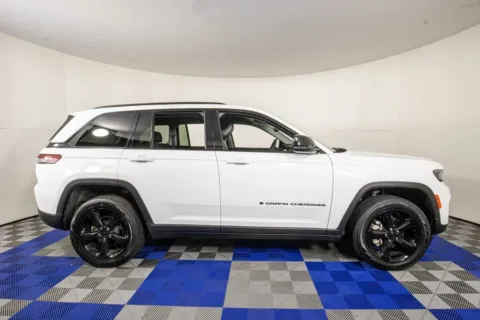 More photos of 2023 Jeep Grand Cherokee Limited at Apple Sport Imports, TX