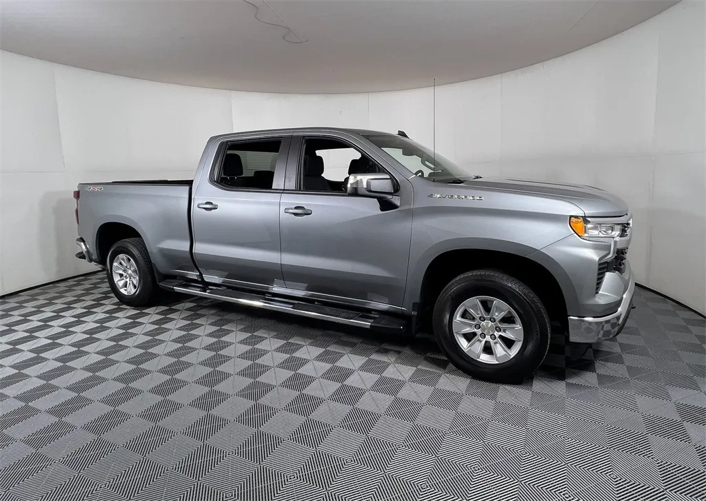 2024 Chevrolet Silverado 1500 LT's photo