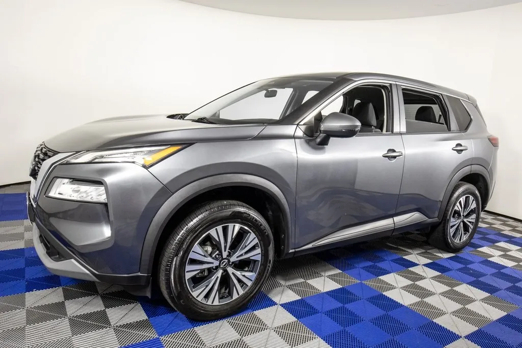 2022 Nissan Rogue SV's photo