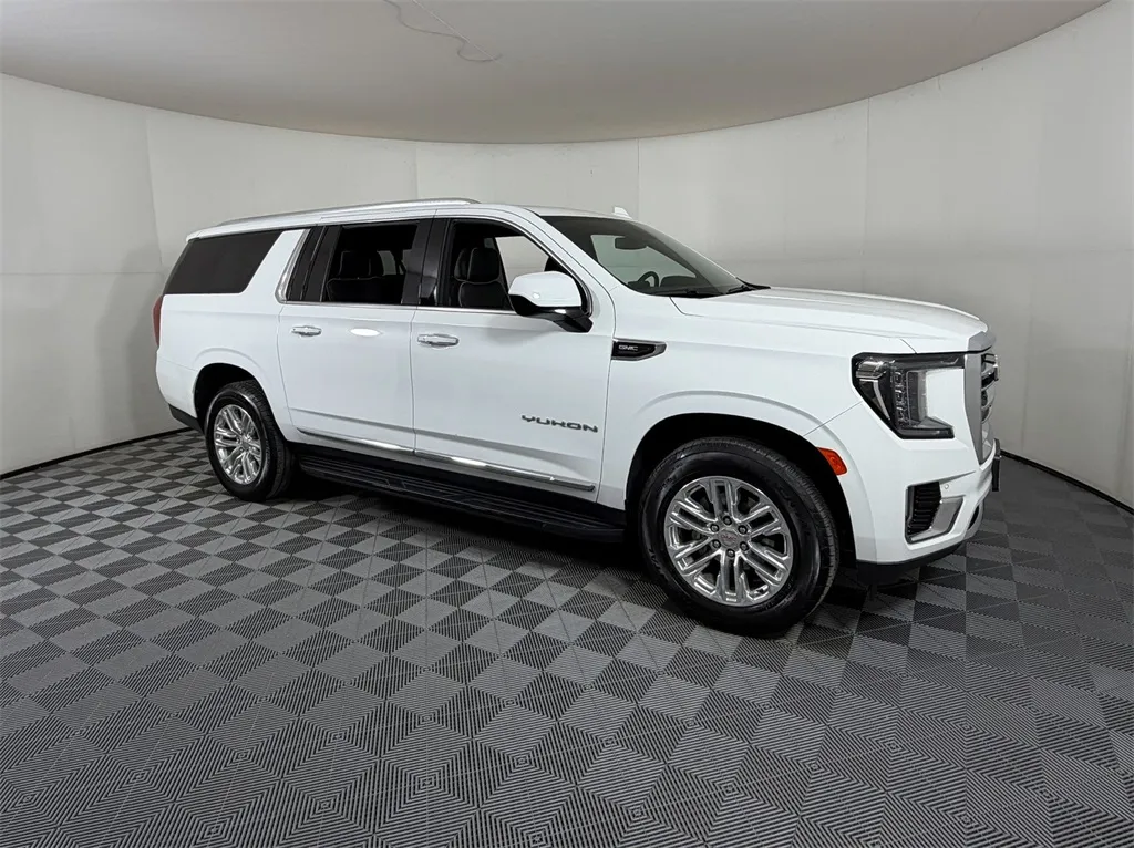 2024 GMC Yukon XL SLT's photo