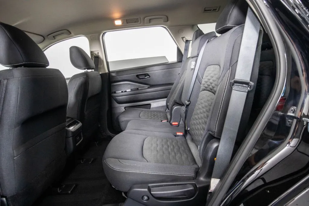 2025 Nissan Pathfinder SV - Photo 10