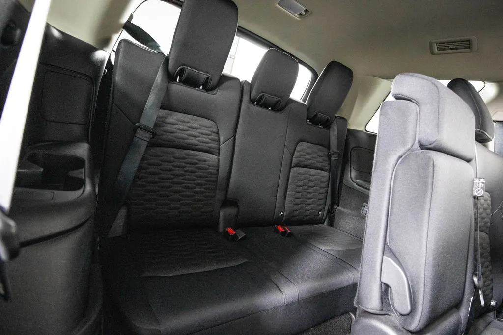2025 Nissan Pathfinder SV - Photo 13