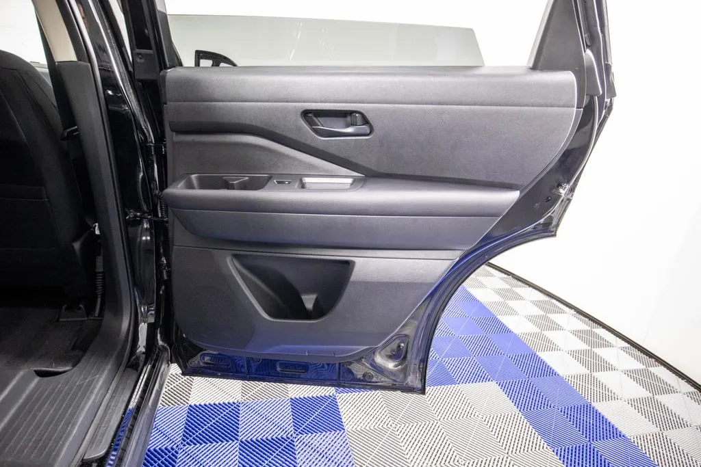 2025 Nissan Pathfinder SV - Photo 17