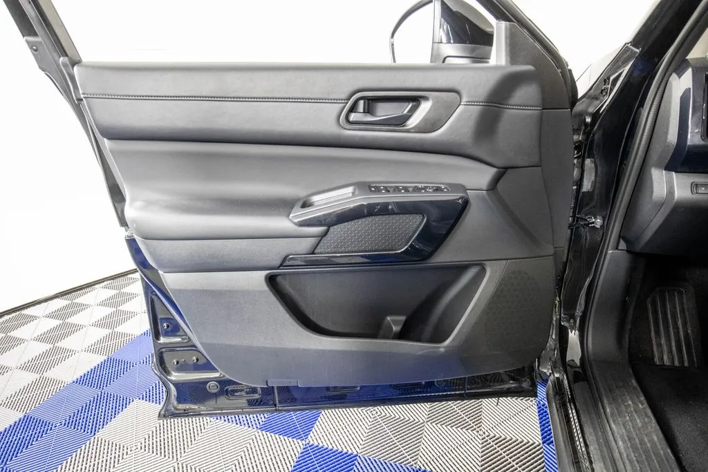 2025 Nissan Pathfinder SV - Photo 14