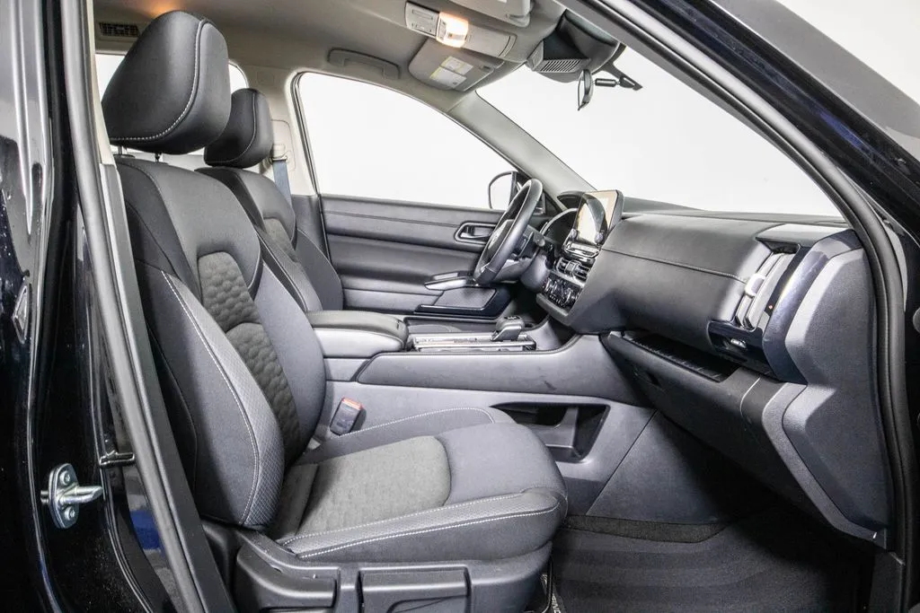 2025 Nissan Pathfinder SV - Photo 9