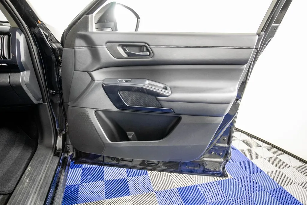2025 Nissan Pathfinder SV - Photo 16
