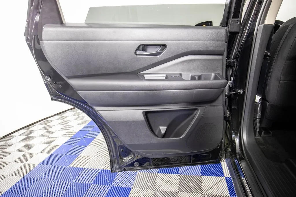 2025 Nissan Pathfinder SV - Photo 15