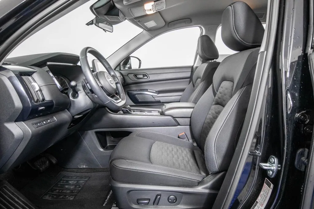 2025 Nissan Pathfinder SV - Photo 8