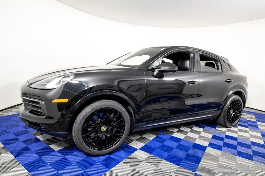 2023 Porsche Cayenne Platinum Edition's photo