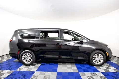 More photos of 2025 Chrysler Pacifica Select at Apple Sport Imports, TX