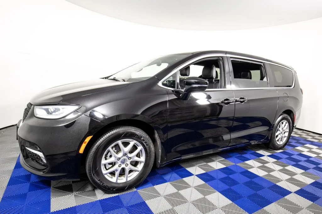 2025 Chrysler Pacifica Select's photo