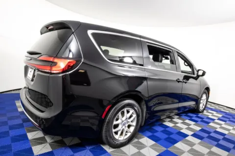 More photos of 2025 Chrysler Pacifica Select at Apple Sport Imports, TX