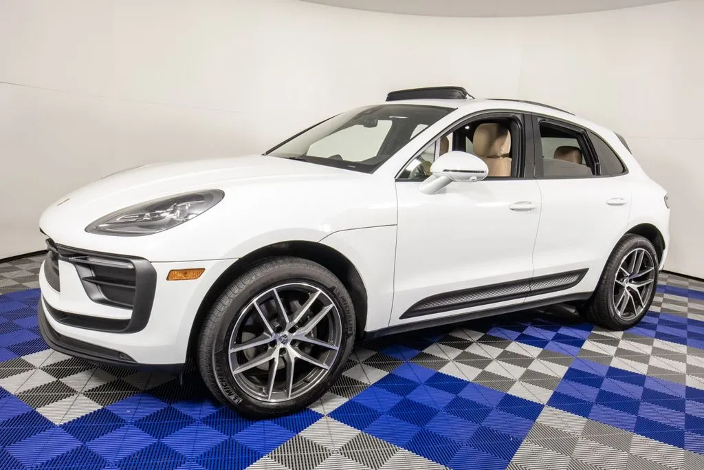 2024 Porsche Macan -'s photo