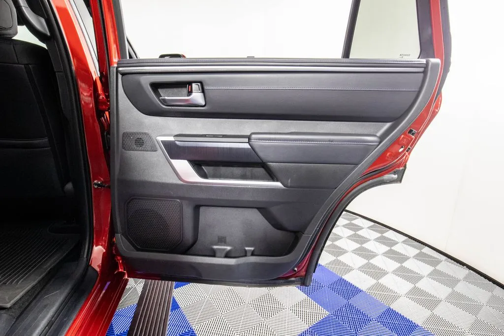 2025 Toyota Sequoia Platinum - Photo 18