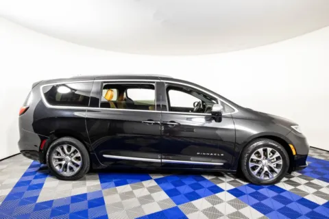 More photos of 2021 Chrysler Pacifica Hybrid Pinnacle at Apple Sport Imports, TX