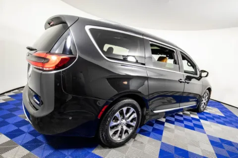 More photos of 2021 Chrysler Pacifica Hybrid Pinnacle at Apple Sport Imports, TX