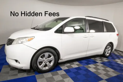 White 2014 Toyota Sienna LE for sale in Austin, TX