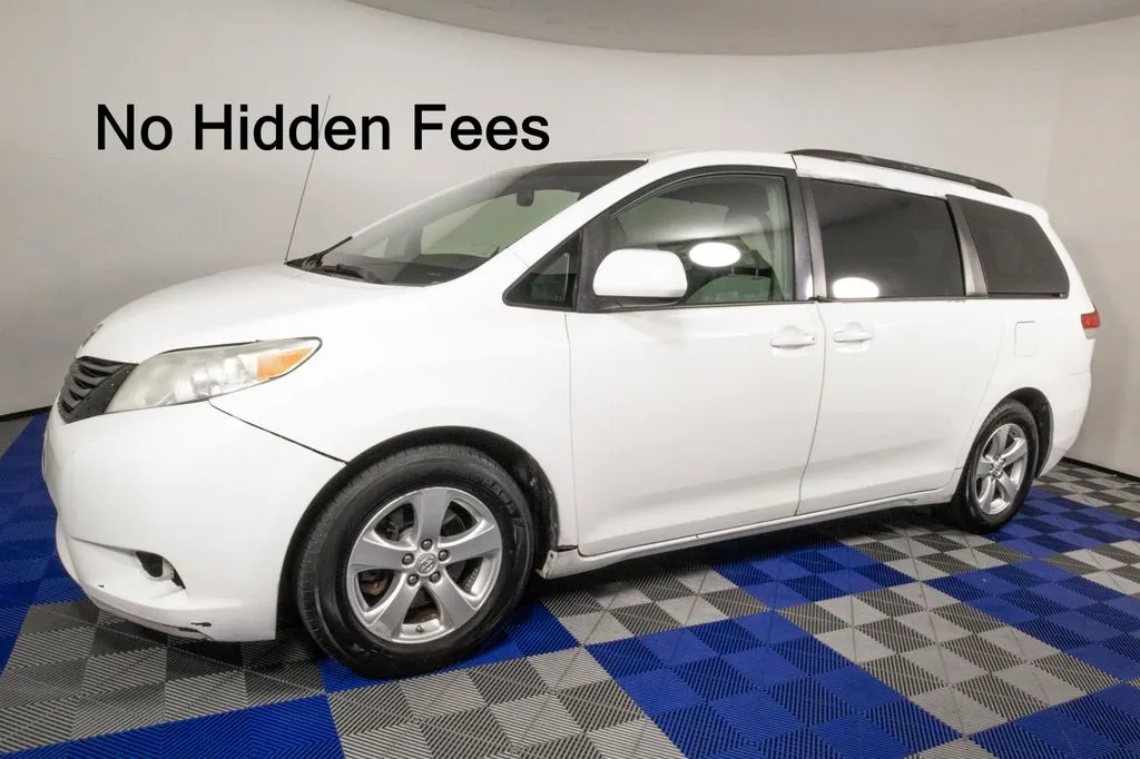 White 2014 Toyota Sienna LE for sale in Austin, TX