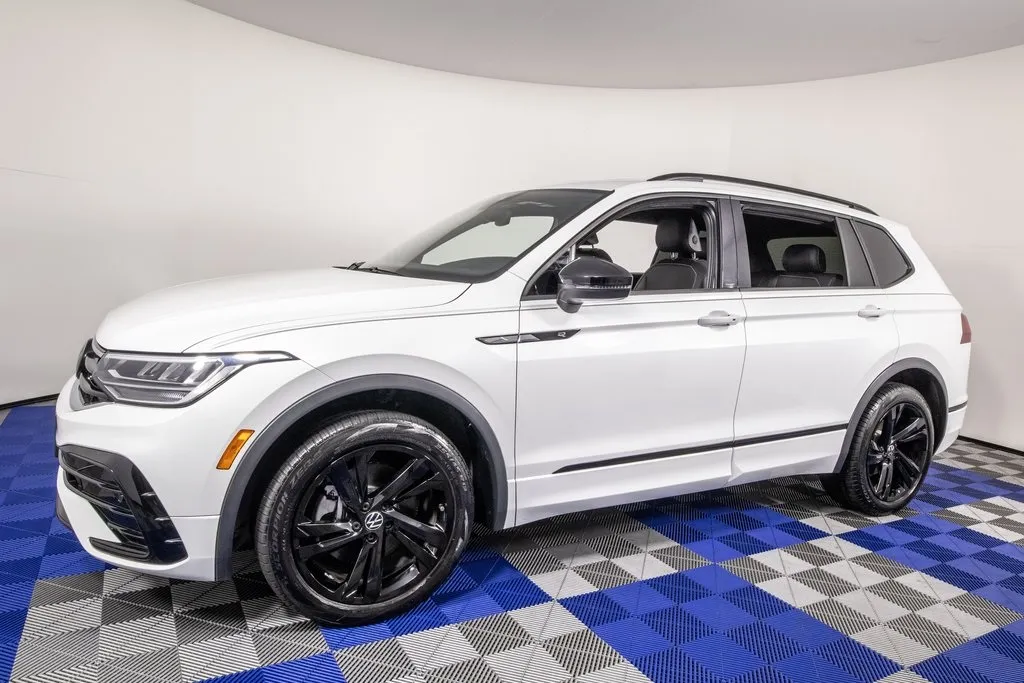 White 2024 Volkswagen Tiguan 2.0T SE R-Line Black for sale in Austin, TX