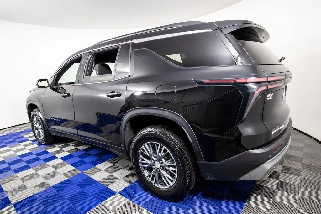 2024 Chevrolet Traverse photo 2