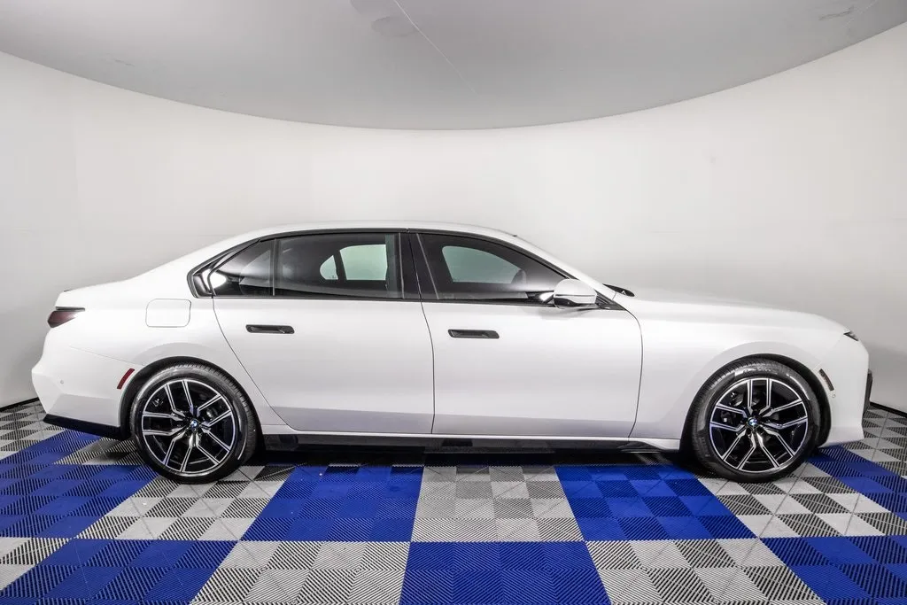 2023 Bmw 740i photo 2