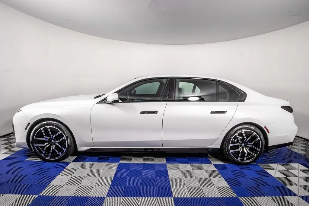 2023 Bmw 740i photo 12
