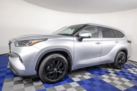 Silver 2024 Toyota Highlander Hybrid XLE for sale in Austin, TX
