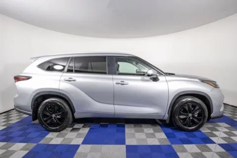 More photos of 2024 Toyota Highlander Hybrid XLE at Apple Sport Imports, TX