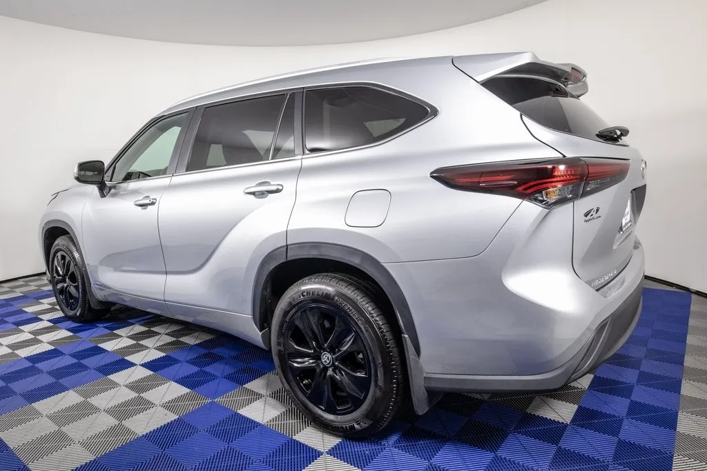 2024 Toyota Highlander Hybrid XLE photo 3