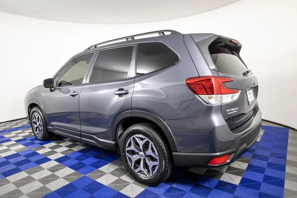 2023 Subaru Forester Premium photo 2