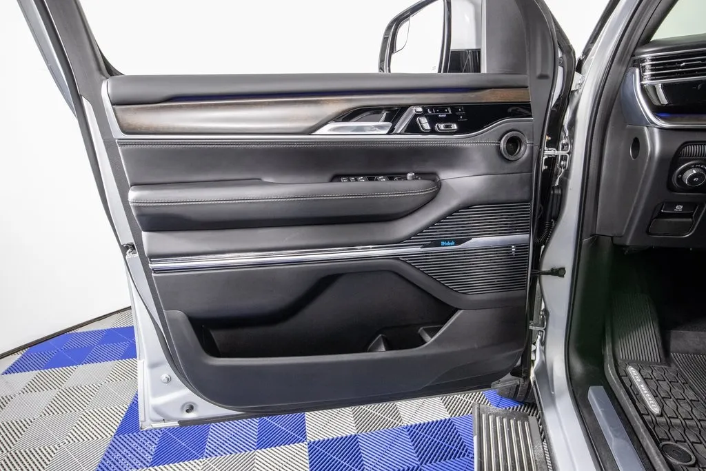 2022 Jeep Grand Wagoneer II photo 22