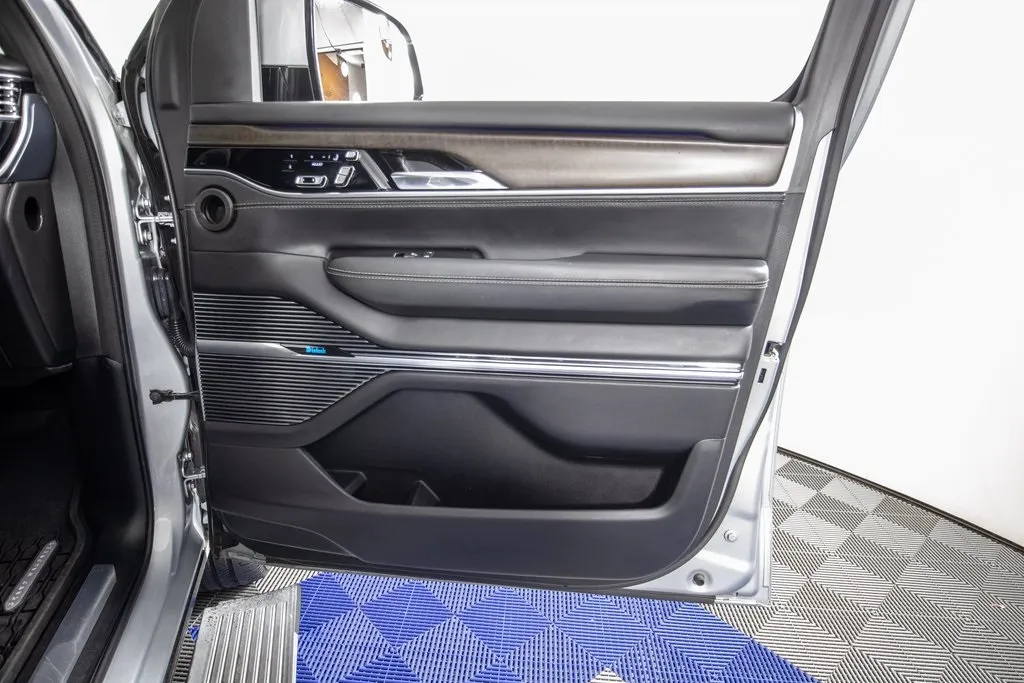 2022 Jeep Grand Wagoneer II photo 16