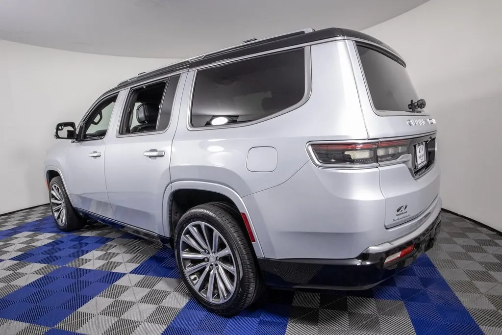 2022 Jeep Grand Wagoneer II photo 3