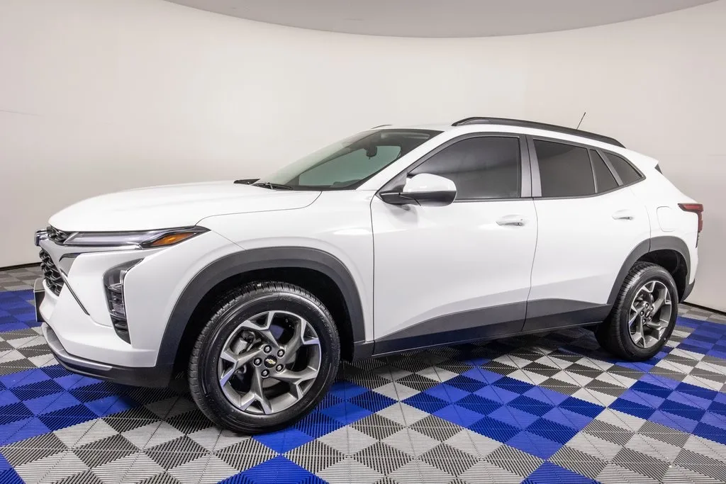White 2025 Chevrolet Trax LT for sale in Austin, TX