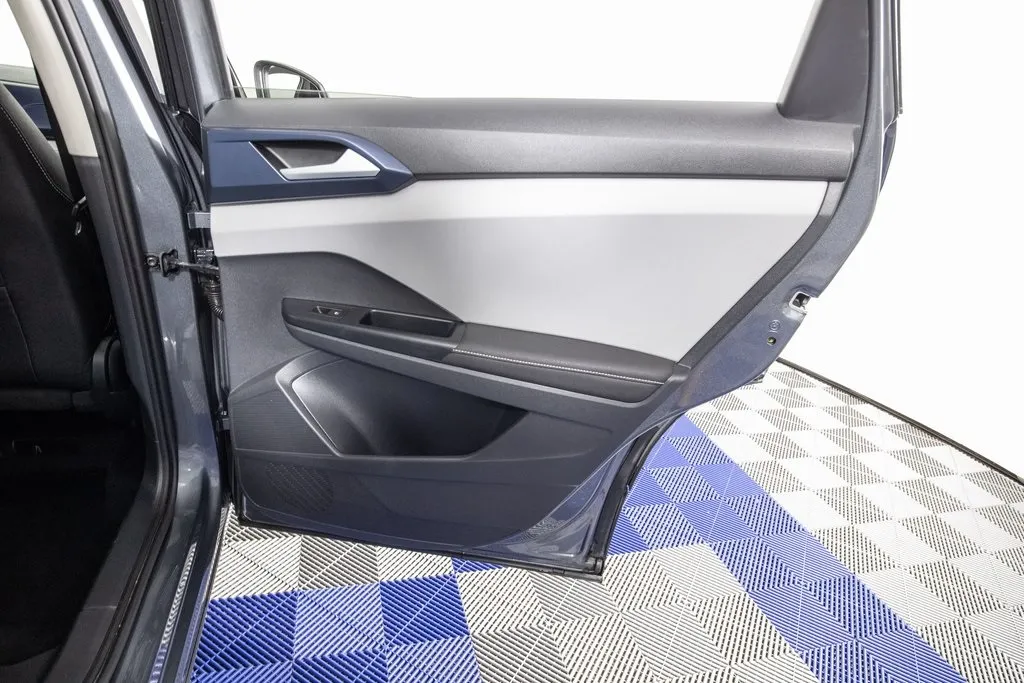 2024 Volkswagen Taos SE photo 5