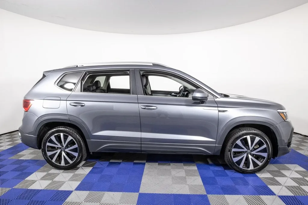 2024 Volkswagen Taos SE photo 2