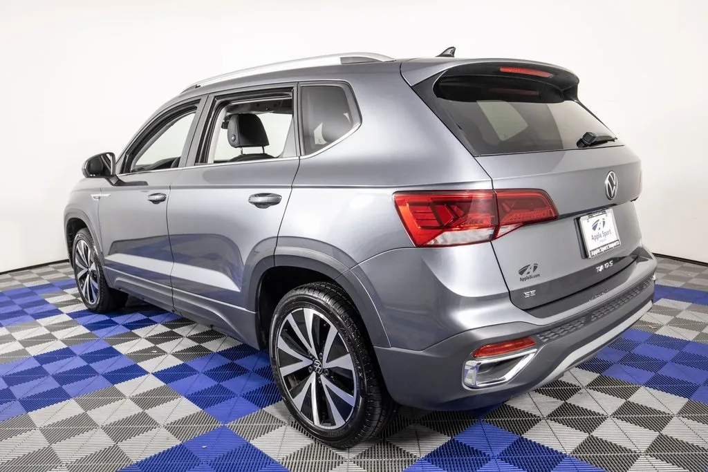 2024 Volkswagen Taos SE photo 3