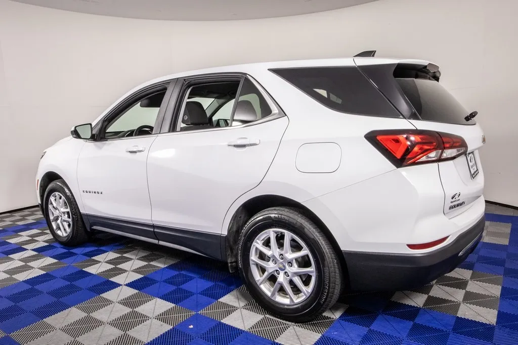 2023 Chevrolet Equinox LT photo 3