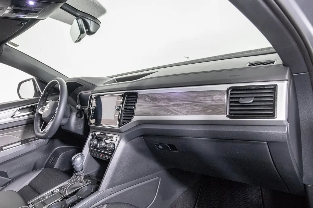 2023 Volkswagen Atlas Cross Sport V6 SE Technology photo 3