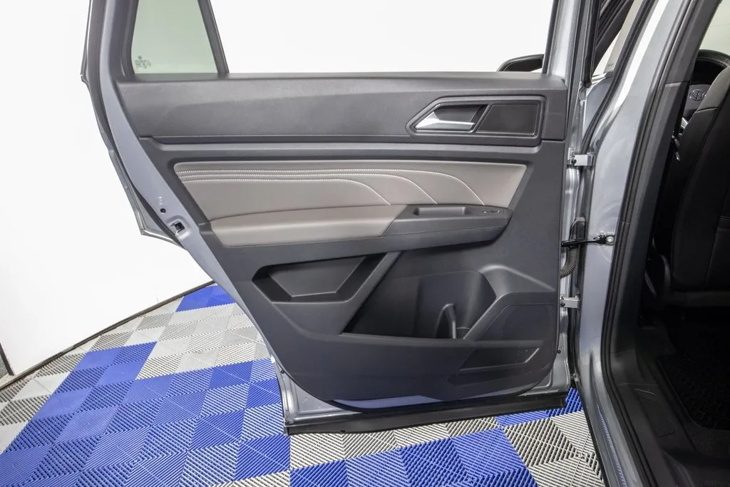 2023 Volkswagen Atlas Cross Sport V6 SE Technology photo 19