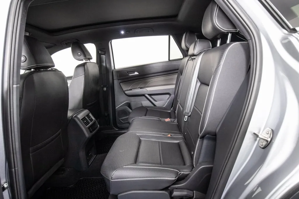 2023 Volkswagen Atlas Cross Sport V6 SE Technology photo 2