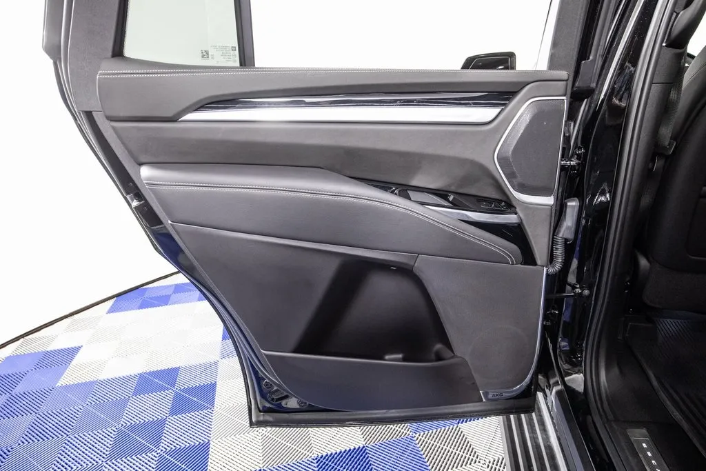 2025 Cadillac Escalade Sport photo 3
