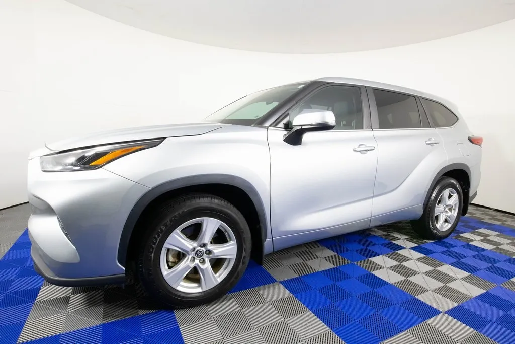 Silver 2023 Toyota Highlander Hybrid LE for sale in Austin, TX